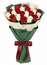 Букет Микс из красных и белых роз в Зимней Ставке