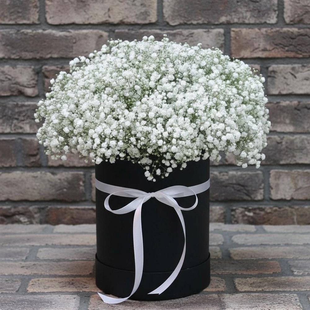 Цветочная композиция из Гипсофила в шляпной коробке в Зимней Ставке