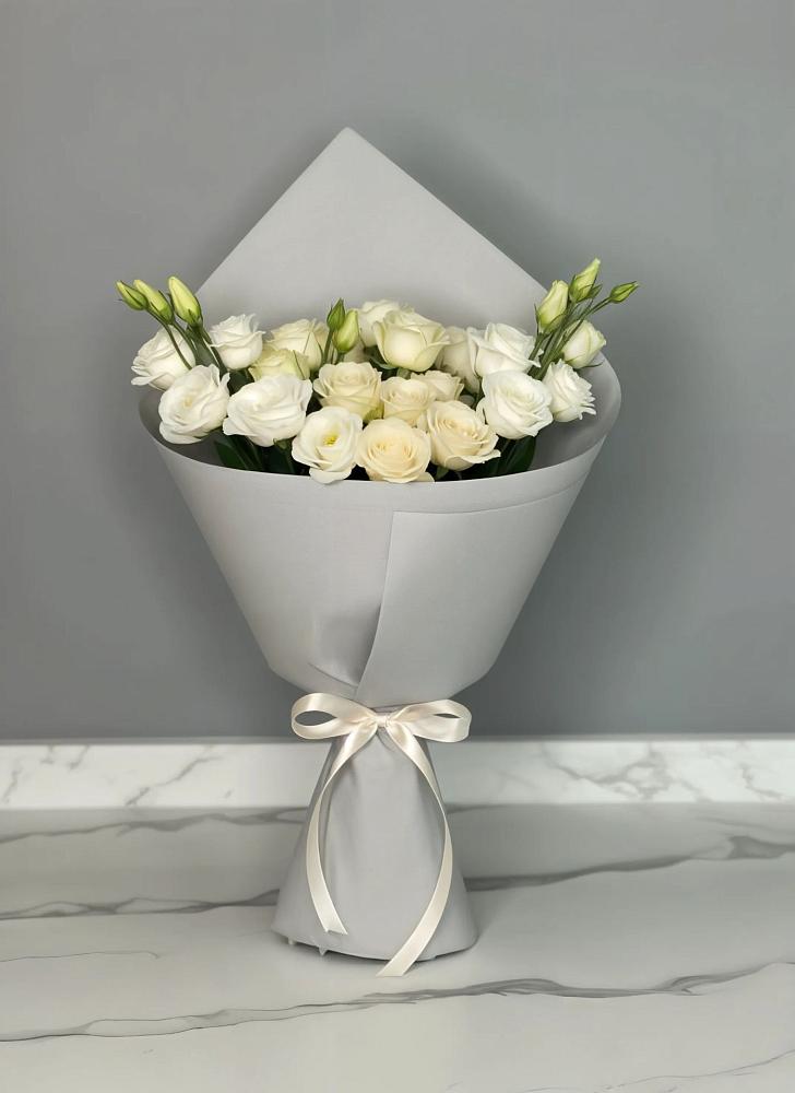 Букет цветов из: Розы и Лизиантусы в Зимней Ставке