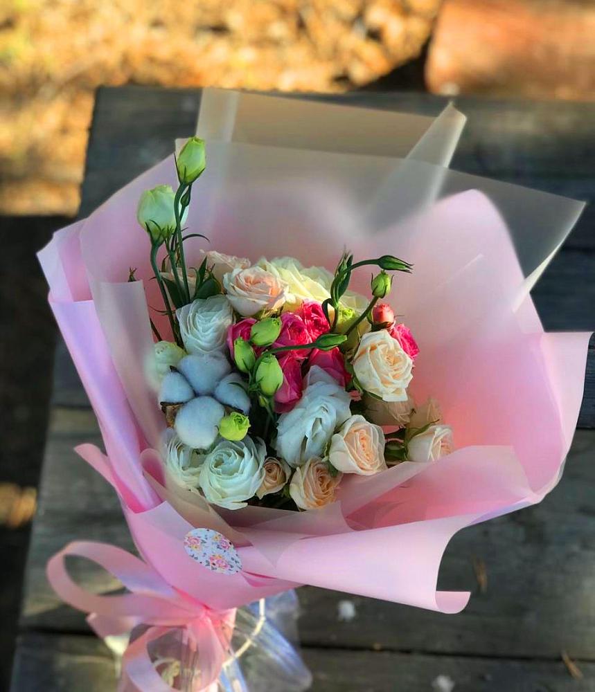 Букет цветов из: Розы и Лизиантусы в Зимней Ставке