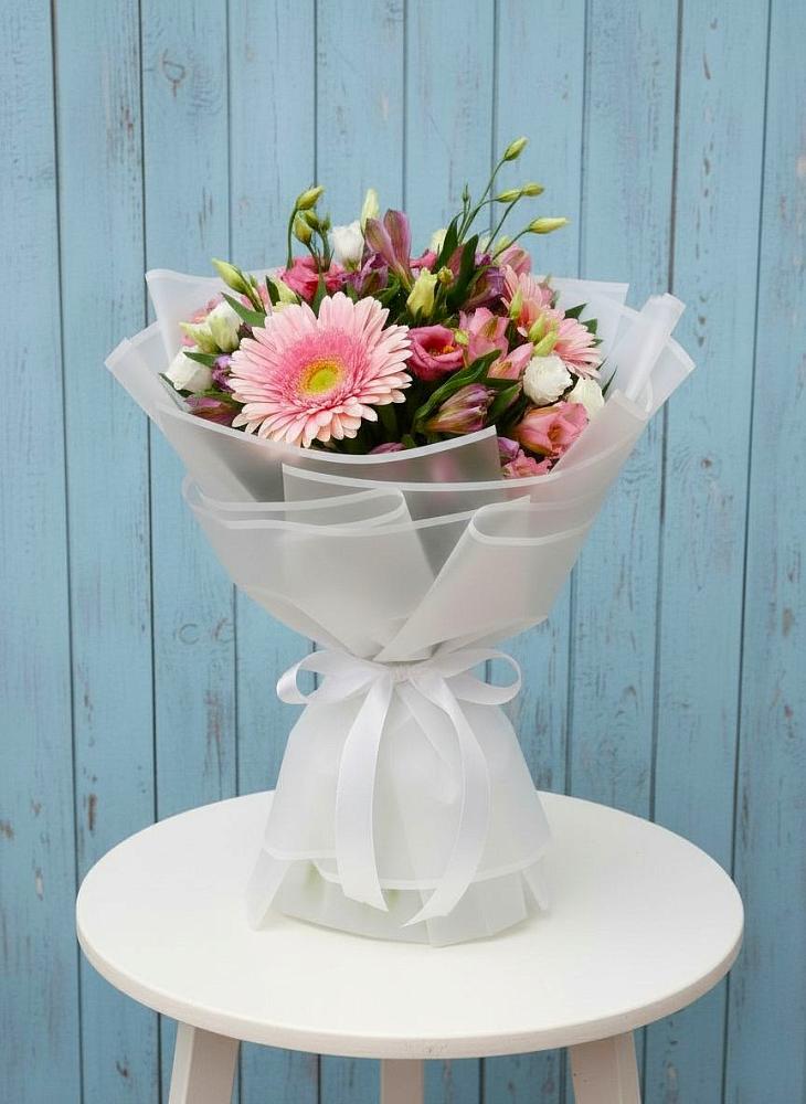 Букет цветов из: Герберы, Альстромерии и Лизиантусы в Зимней Ставке