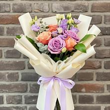 Букет цветов из:  Лизиантусы и Розы в Зимней Ставке