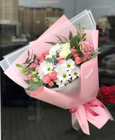 Букет цветов из: Розы, Лизиантусы и Хризантемы в Зимней Ставке