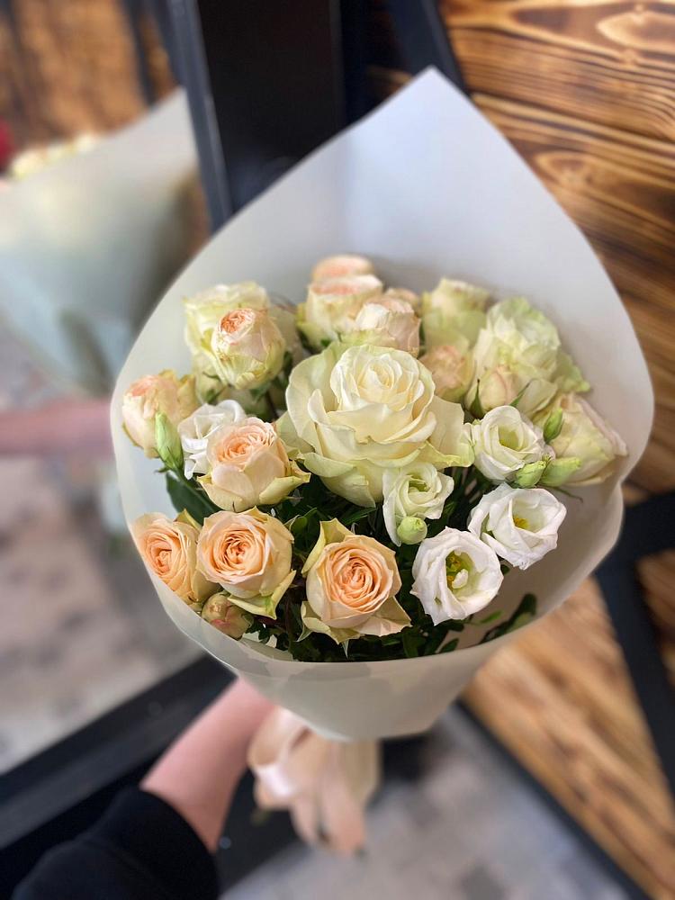 Букет цветов из: Розы и Лизиантусы в Зимней Ставке